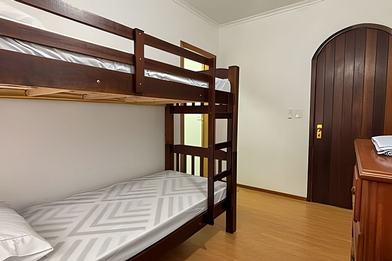 Q1 - Quarto com Beliche e Banheiro Priv. Saguaçu