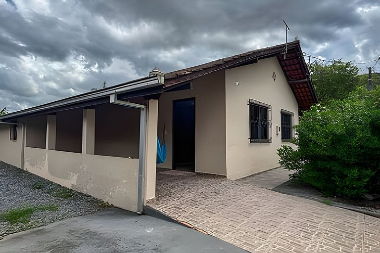 Ampla Casa há 3km da BR 101 para até 6 Pessoas