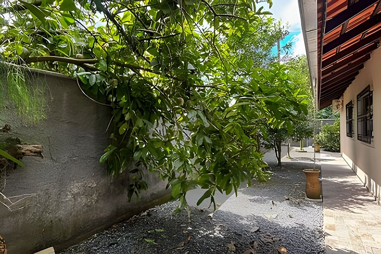 Ampla Casa há 3km da BR 101 para até 6 Pessoas