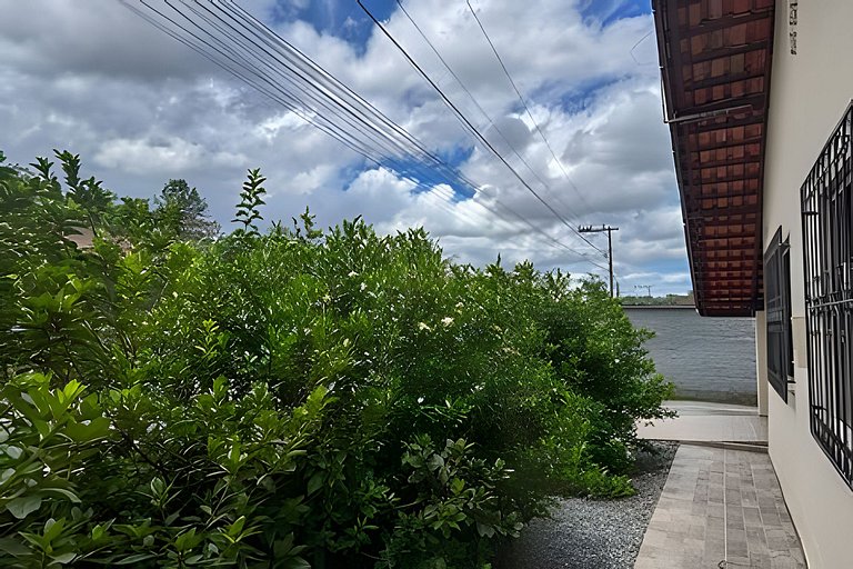 Ampla Casa há 3km da BR 101 para até 6 Pessoas