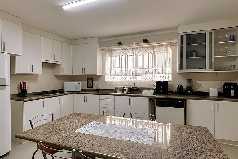 Casa c/ampla cozinha e 3 quartos p/ate 7 pessoas