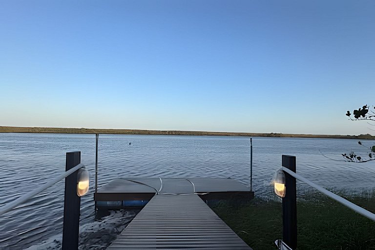 Descanso na Lagoa: 2 Quartos, Deck Próximo ao Mar