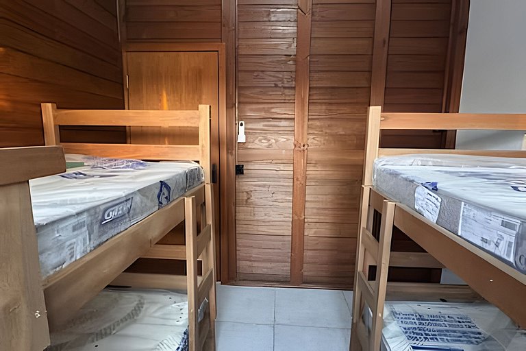 Descanso na Lagoa: 2 Quartos, Deck Próximo ao Mar