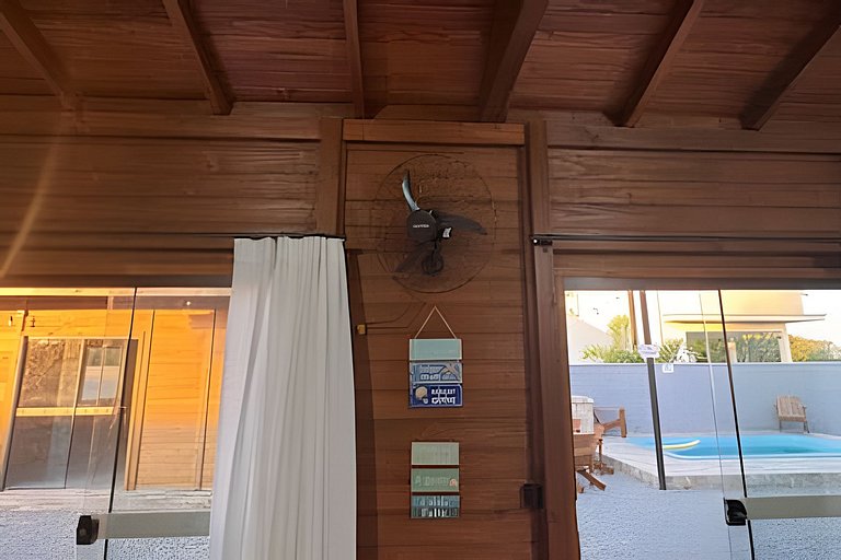 Descanso na Lagoa: 2 Quartos, Deck Próximo ao Mar