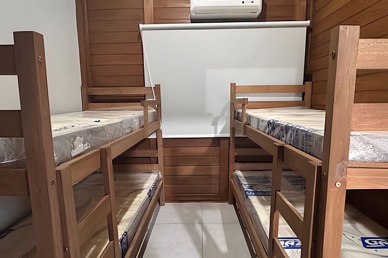 Descanso na Lagoa: 2 Quartos, Deck Próximo ao Mar
