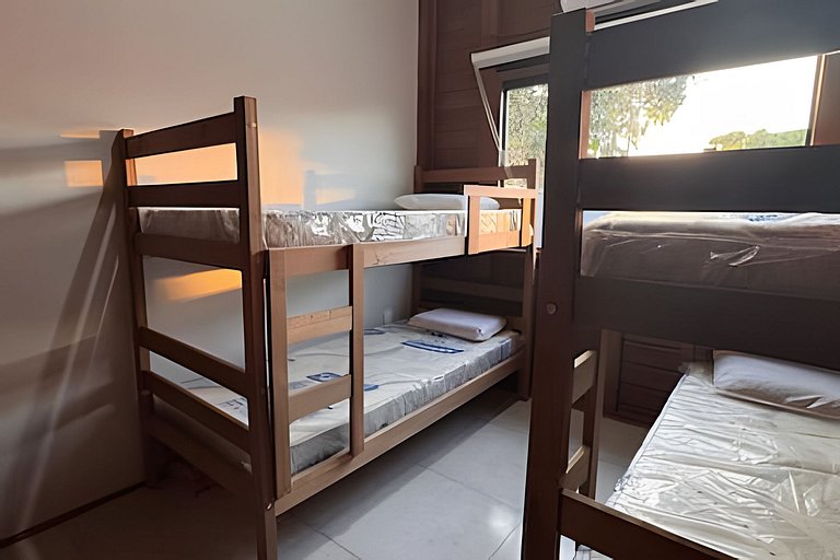 Descanso na Lagoa: 2 Quartos, Deck Próximo ao Mar