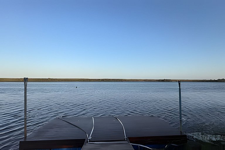 Descanso na Lagoa: 2 Quartos, Deck Próximo ao Mar